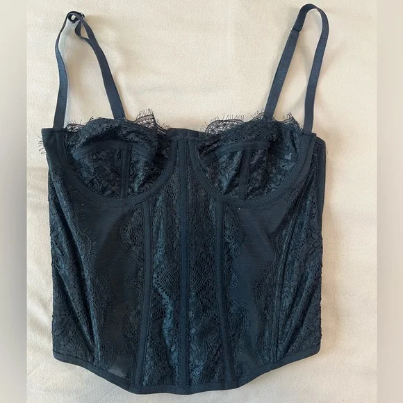 Elegant Black Lace Bustier - Picture 2 of 4
